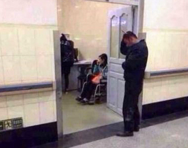 Illustration for article titled Huh ez nem halloween, egy fószer késsel a fejében sétált be a korházba