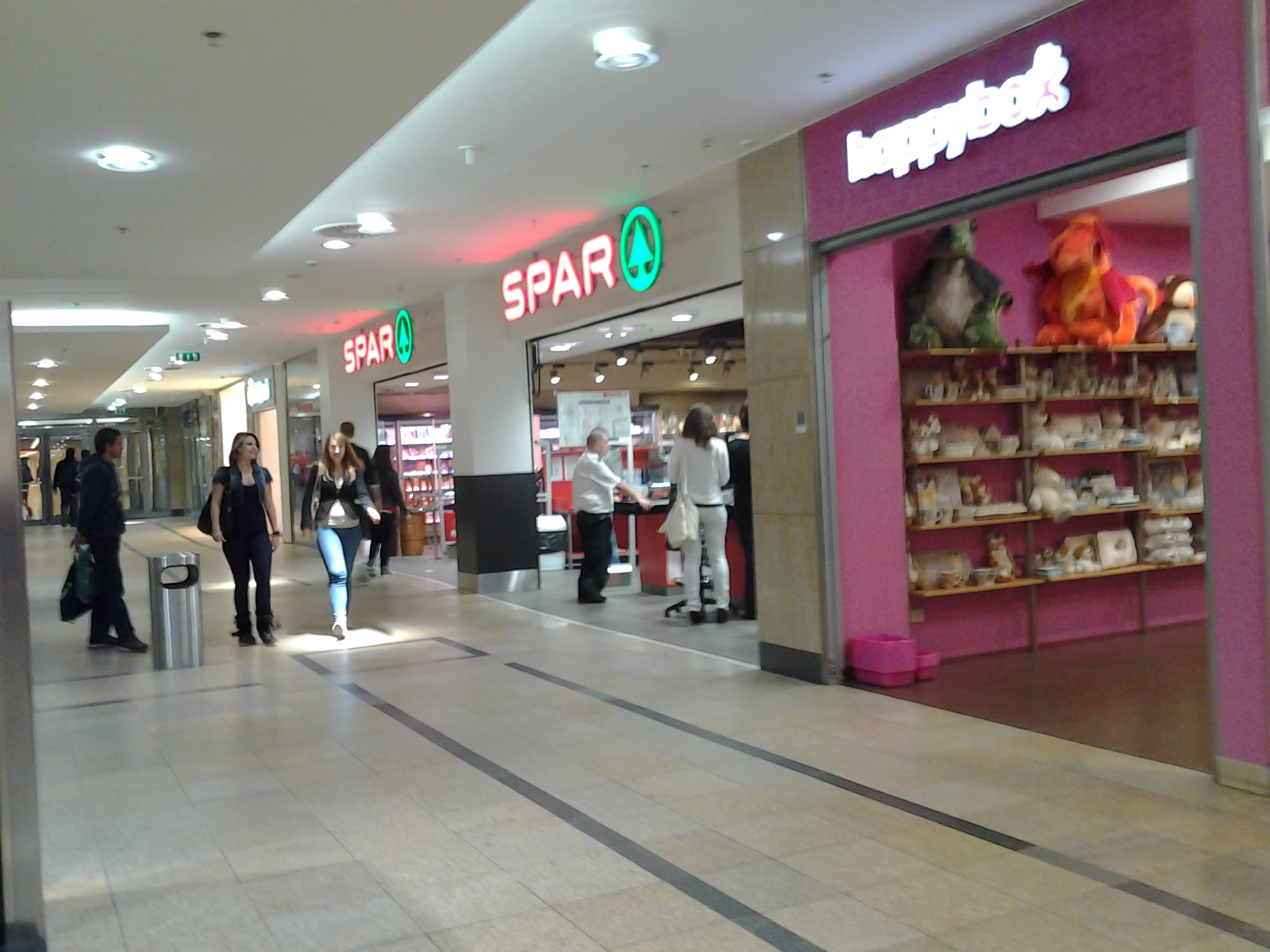 Mi a fenének kell három SPAR az Örs vezér terére? Szerintem ezért