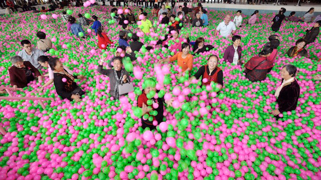 Illustration for article titled Labdamedence egymillió labdával. Ilyet akarok az IKEA alá felnőtteknek!