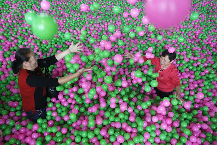 Illustration for article titled Labdamedence egymillió labdával. Ilyet akarok az IKEA alá felnőtteknek!