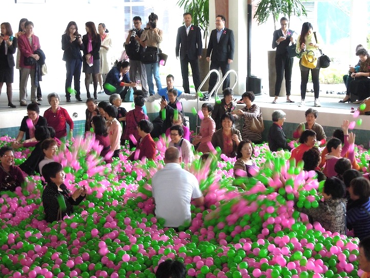 Illustration for article titled Labdamedence egymillió labdával. Ilyet akarok az IKEA alá felnőtteknek!