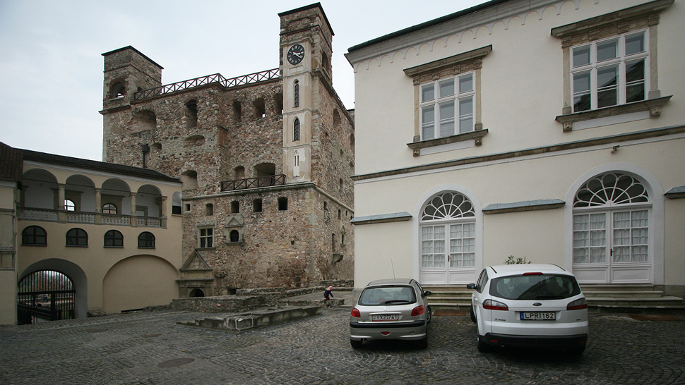 Így parkol ma a sárospataki vár ura