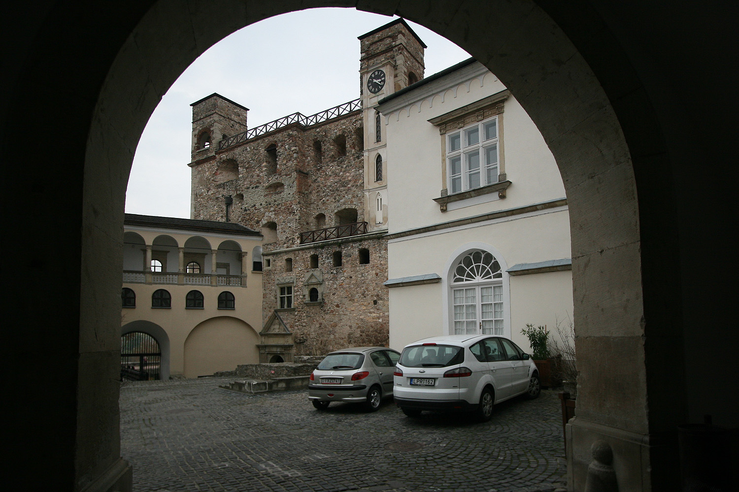 Illustration for article titled Így parkol ma a sárospataki vár ura