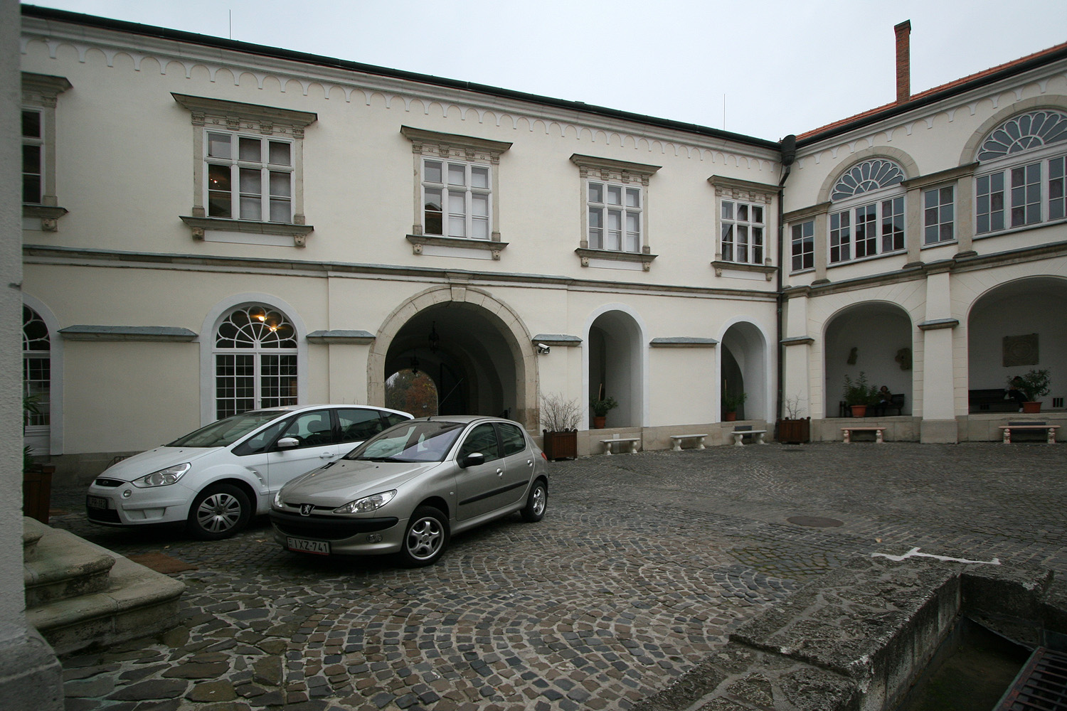 Illustration for article titled Így parkol ma a sárospataki vár ura