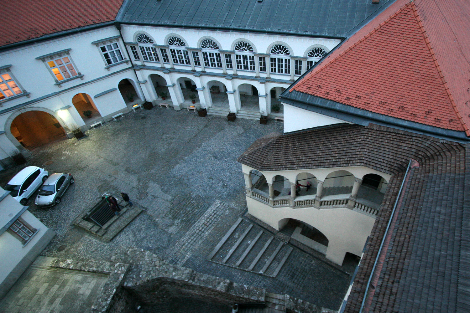 Illustration for article titled Így parkol ma a sárospataki vár ura