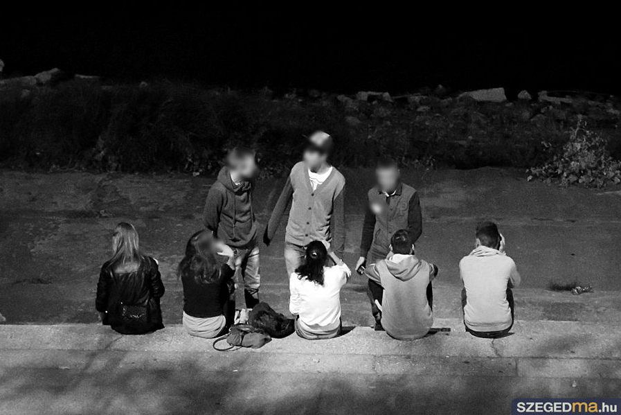 Illustration for article titled A nap szava a tinigarmada, miattuk lett alkoholtilalom Szegeden