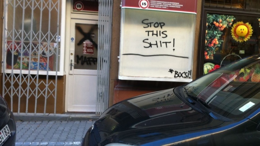 „Stop this shit!” - egy újabb budai dohányboltot fújtak össze (frissítve!)