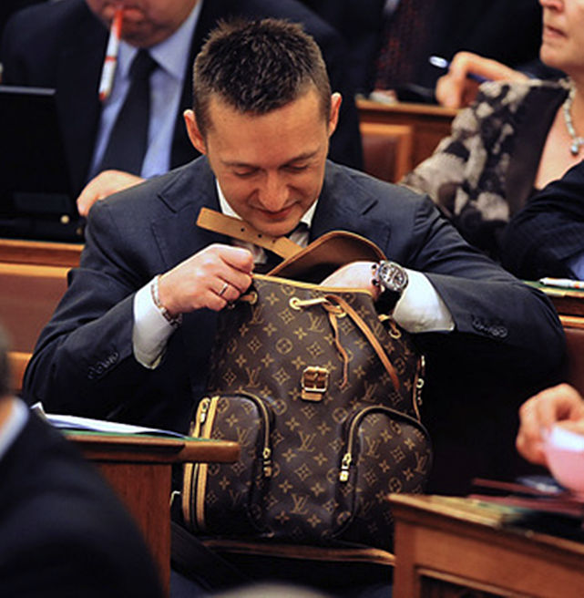 Illustration for article titled Rogán Antal nevetségessé vált a Louis Vuitton-hátizsákjával