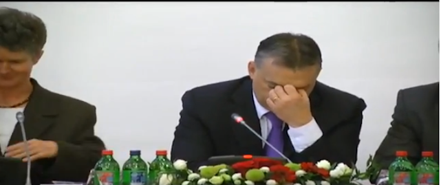 Illustration for article titled Orbán Viktor irtó fáradt, mára a popófrizurát választotta