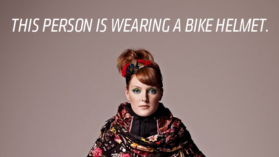 Feltalálták a láthatatlan bringás sisakot. Nem kamu!