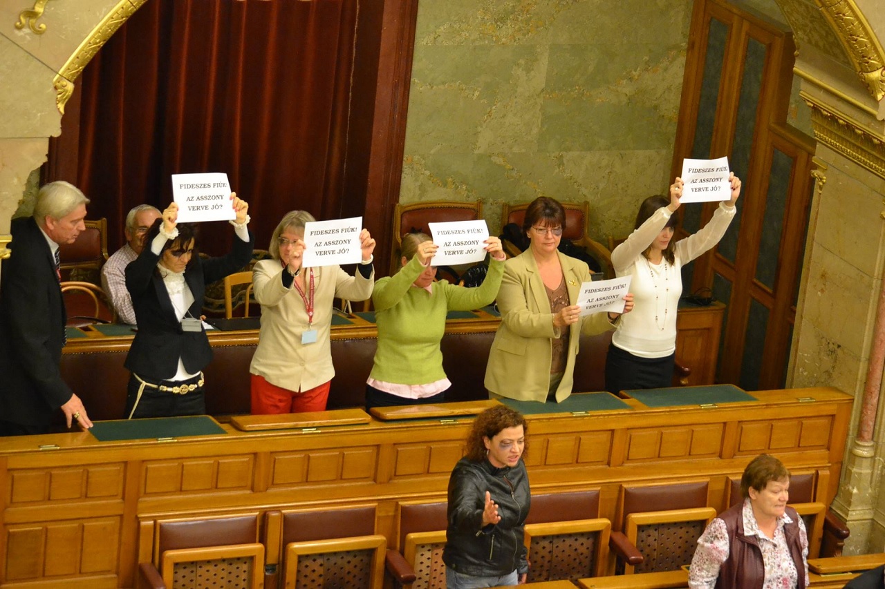 A nőverő is megszavazta az ellene monoklival tüntető képviselők büntetését