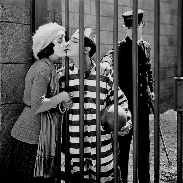 Miért elképesztő, hogy eltörölték az előzetes letartóztatás időkorlátját