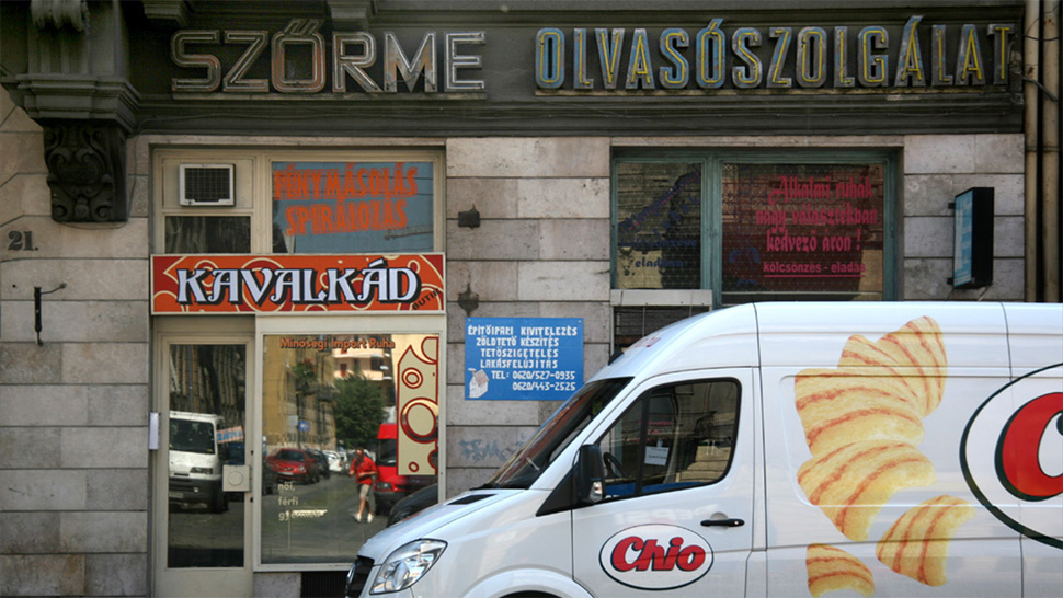 Megmentőire vár két Thököly úti neon