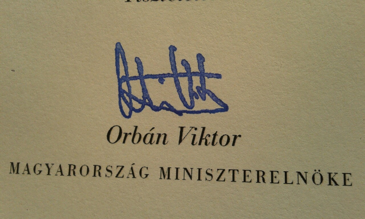 Printelt alárással kívánt boldog születésnapot Orbán Viktor