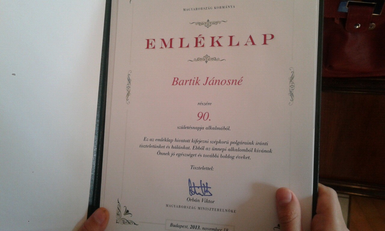 Illustration for article titled Printelt alárással kívánt boldog születésnapot Orbán Viktor