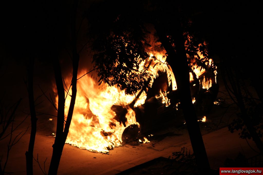 Ilyen jól néz ki egy égő taxi