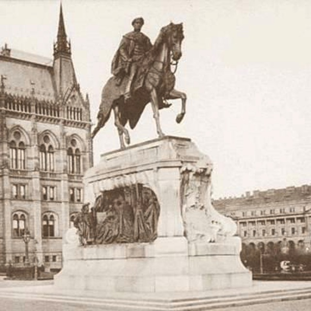 Illustration for article titled Bréking: József Attila visszakerült a Kossuth térre