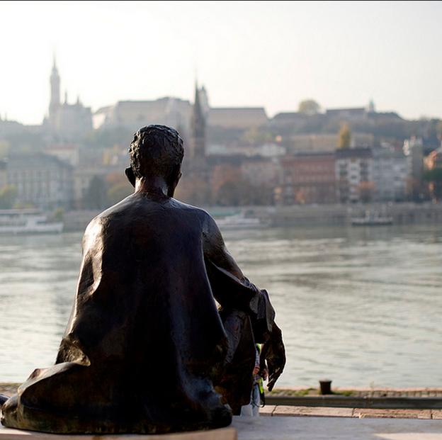 Bréking: József Attila visszakerült a Kossuth térre