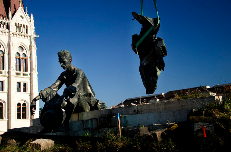 Illustration for article titled Bréking: József Attila visszakerült a Kossuth térre