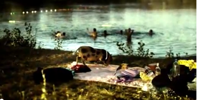 Illustration for article titled Hazudik-e a disznón doboló asszony?