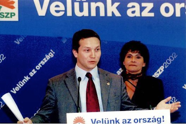 Láthatatlan hóhér fojtogatta Lendvai Ildikót Ujhelyi István háta mögött