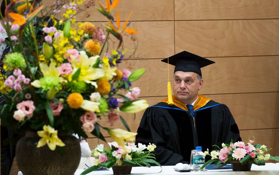 Itt egy kép a bojtos talársapkás Orbán Viktorról