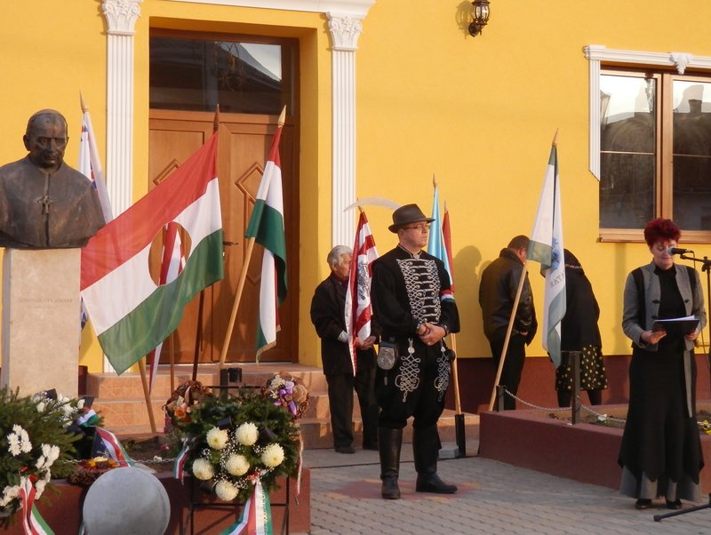 Érpatak flúgos polgármestere ráküldött egy fáklyásmenetet a liberálisra