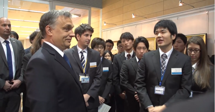 Orbán a japán nőnek: Kezét csókolom, hogy van?