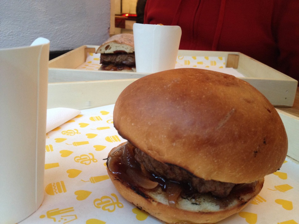 Illustration for article titled Üzemi ebéd: Burger and Love