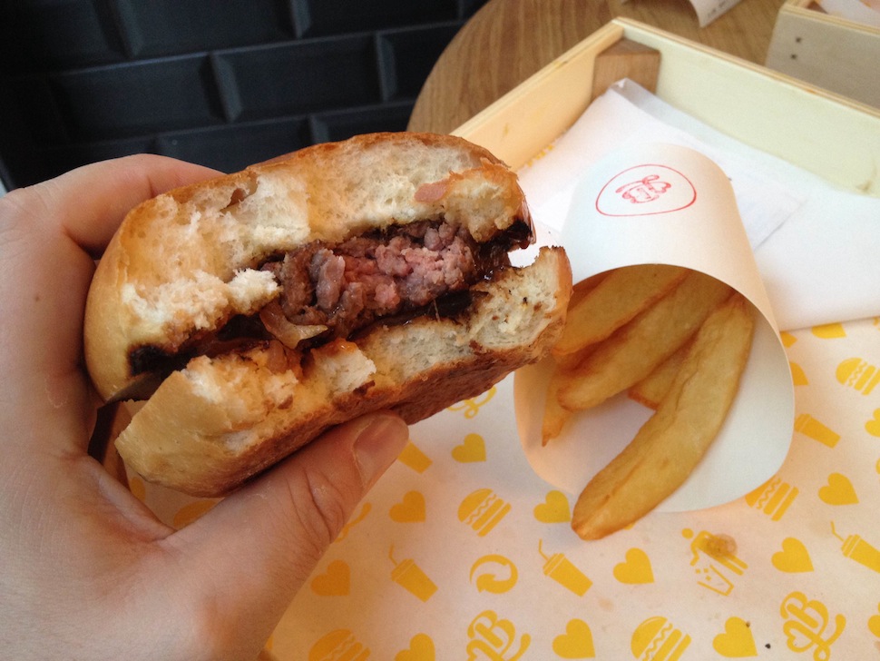 Illustration for article titled Üzemi ebéd: Burger and Love