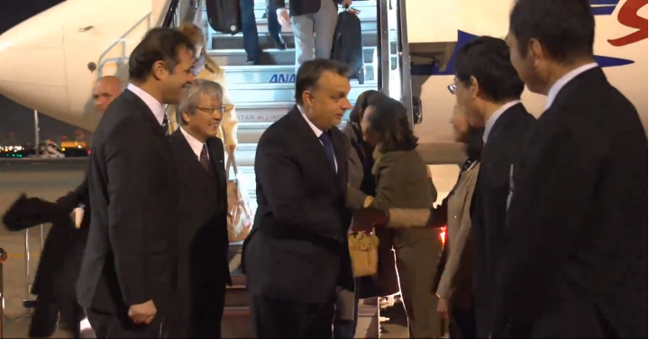 Illustration for article titled Orbán a japán nőnek: Kezét csókolom, hogy van?