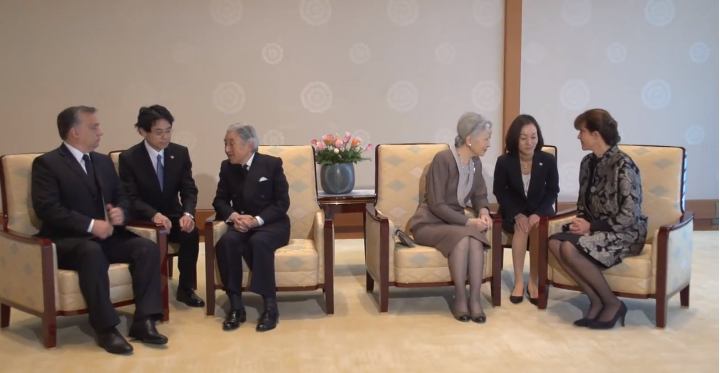 Illustration for article titled Orbán a japán nőnek: Kezét csókolom, hogy van?