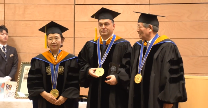 Illustration for article titled Orbán a japán nőnek: Kezét csókolom, hogy van?