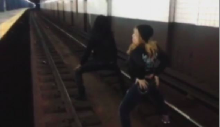 A fiatalság ma ott tart, hogy egyesek metrósíneken twerkelnek