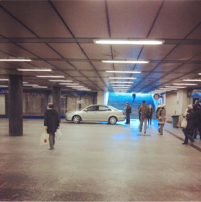 Beparkolt az aluljáróba a lusta trafikos