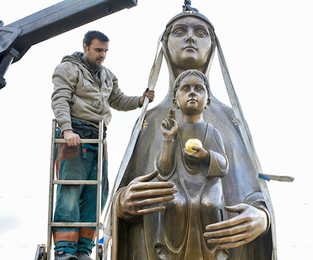 Illustration for article titled Máris meganimálták a várbeli Mária-szobrot
