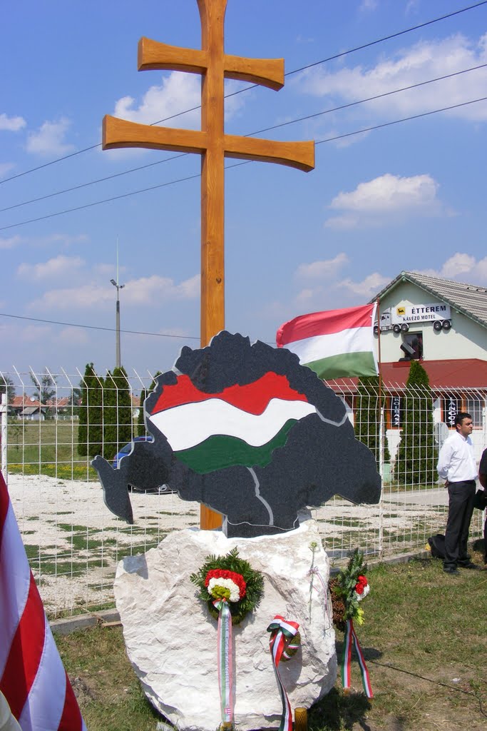 Nekünk még legalább két-három Trianon kéne, de hamar!