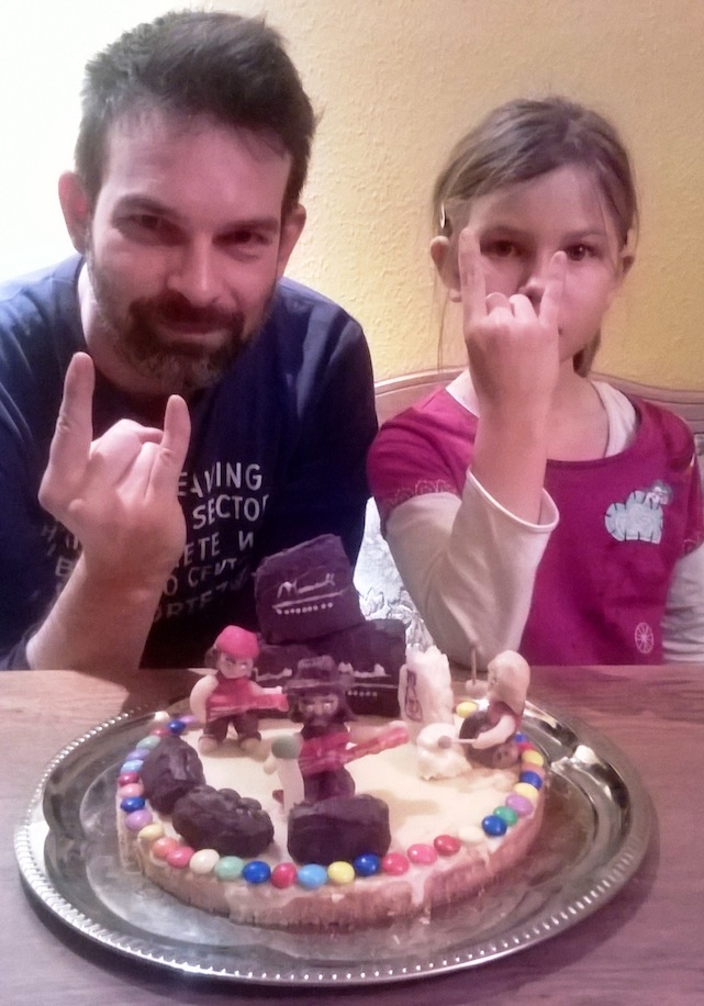 Illustration for article titled Szívmelengető: ezt a Lemmy-tortát magyarok csinálták!