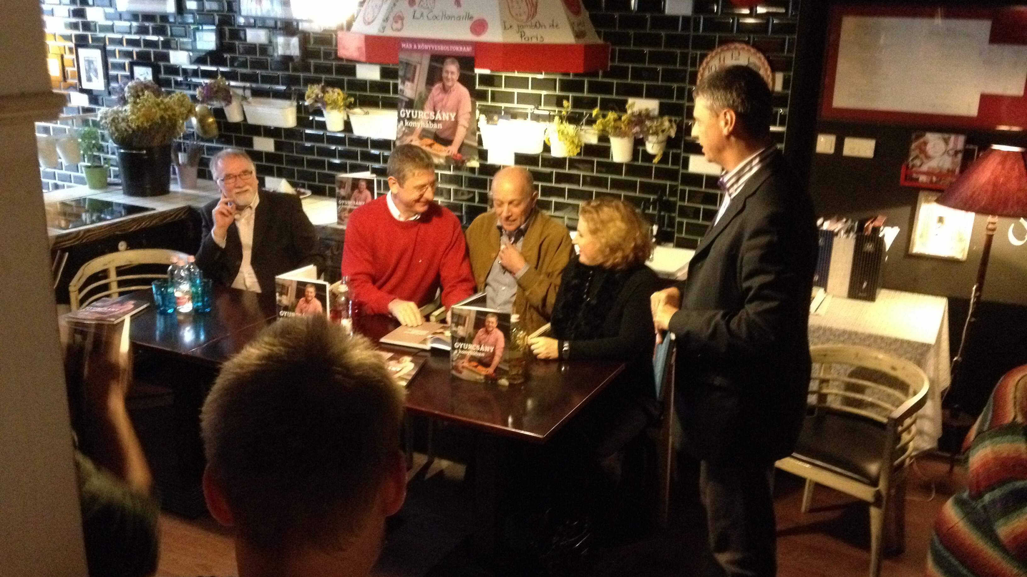 Gyurcsány szakácskönyve megragadta a kezem és kinyitotta a féreglyukat