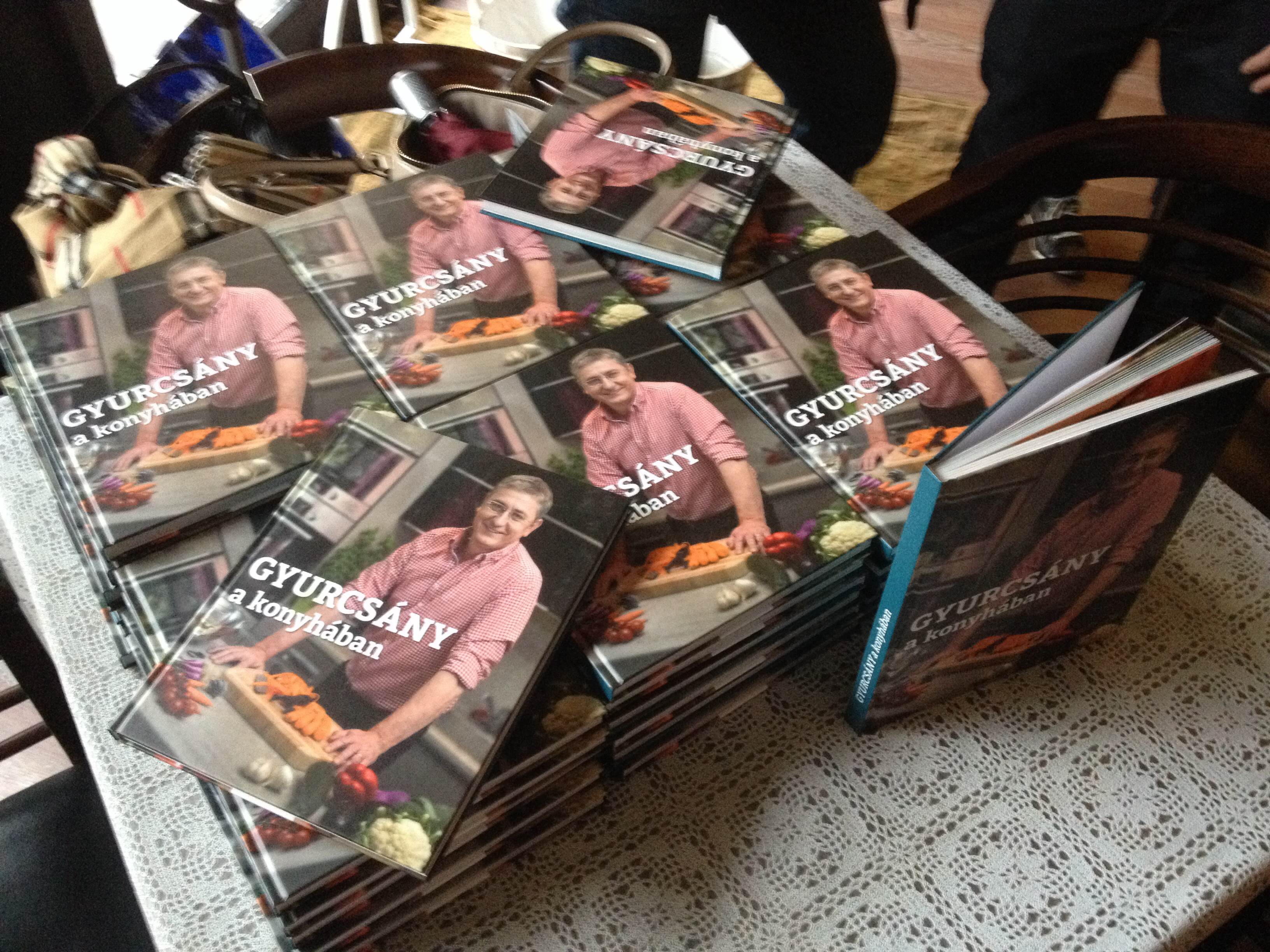 Illustration for article titled Gyurcsány szakácskönyve megragadta a kezem és kinyitotta a féreglyukat