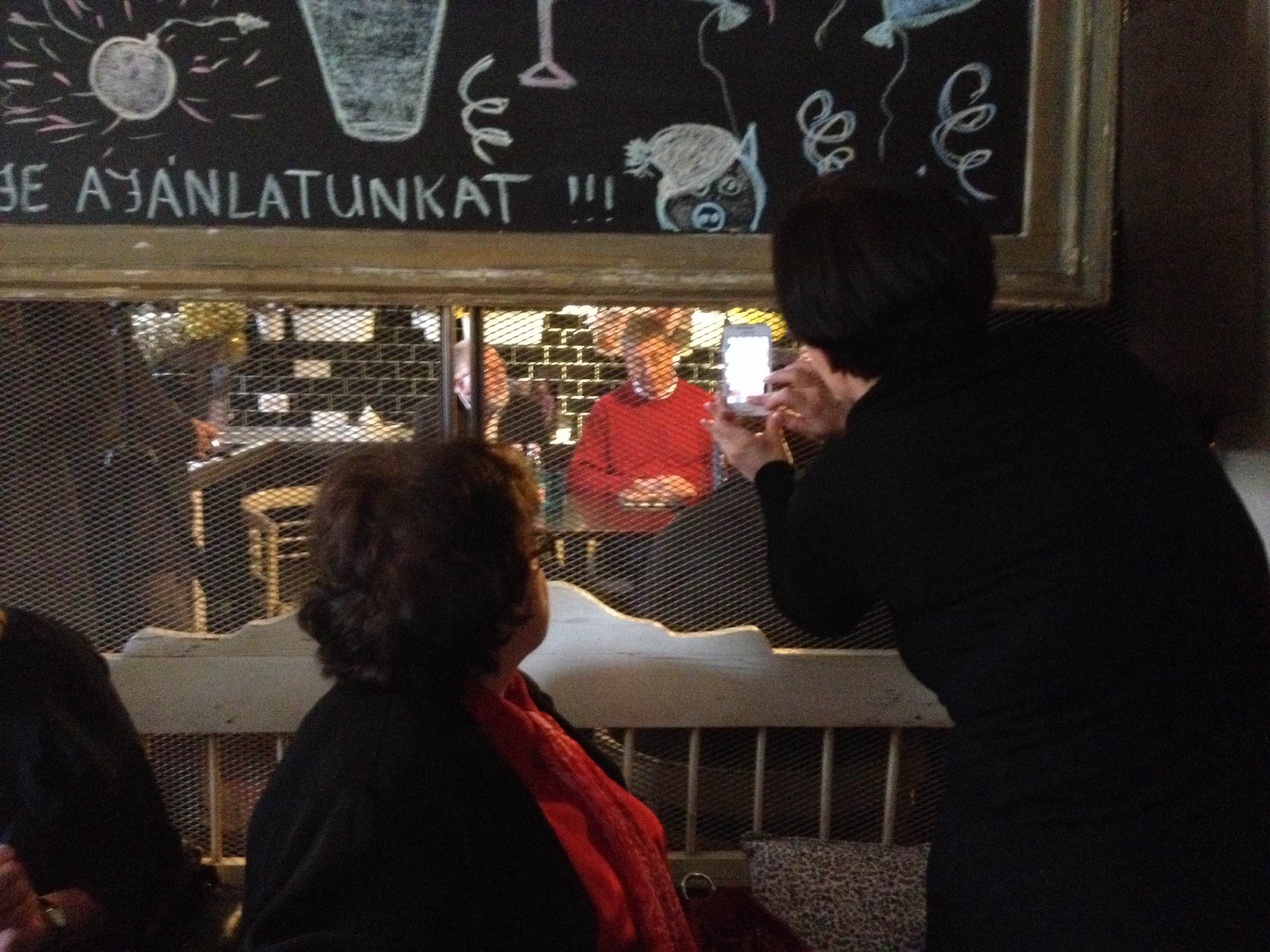 Illustration for article titled Gyurcsány szakácskönyve megragadta a kezem és kinyitotta a féreglyukat