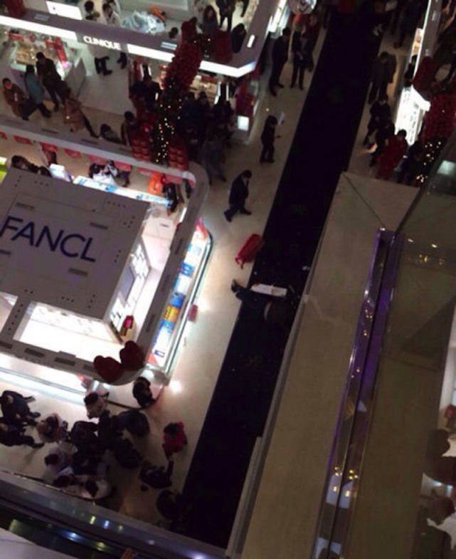 Illustration for article titled Inkább öngyilkos lett, mert a csaja nem hagyta abba a vásárlást