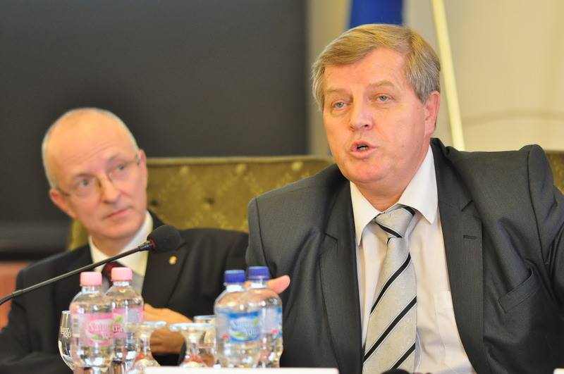 Illustration for article titled Milyen tanárok a politikusok? Megmondja az internet népe!