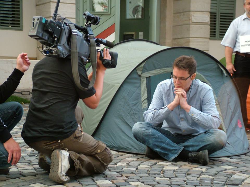 Illustration for article titled Milyen tanárok a politikusok? Megmondja az internet népe!