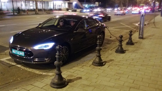 Töltsd a Teslád az ELMŰ előtt!