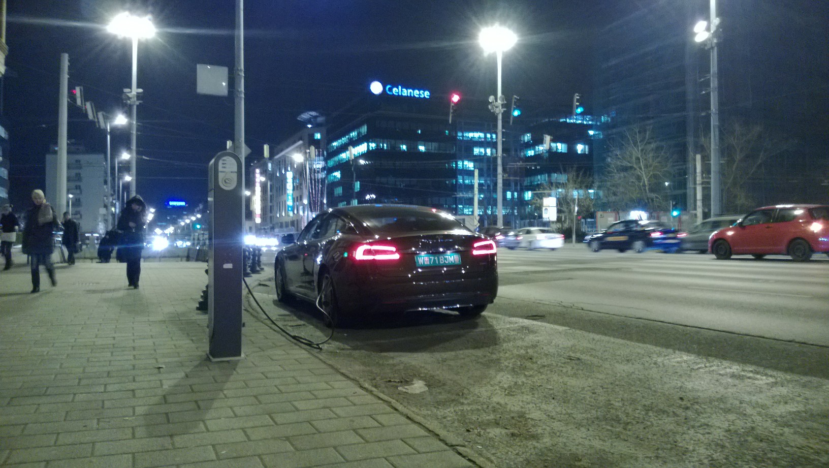 Illustration for article titled Töltsd a Teslád az ELMŰ előtt!