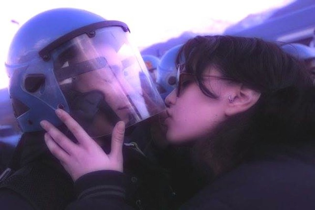 Szexuális erőszakért perelik be a rohamrendőrt megcsókoló olasz diáklányt