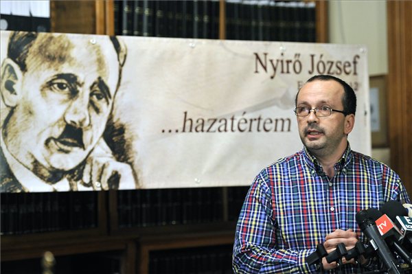 A szálasista Nyírő temetésének kommunikátora most zsidóbizniszben utazik