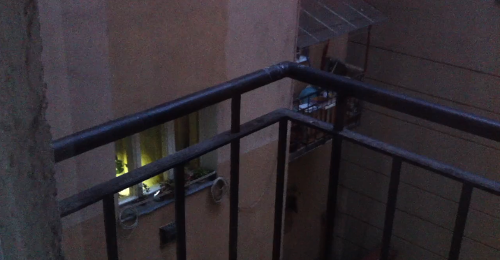 Levideózta, ahogy ugrál a zseblámpa fénye, aztán hívta a rendőröket