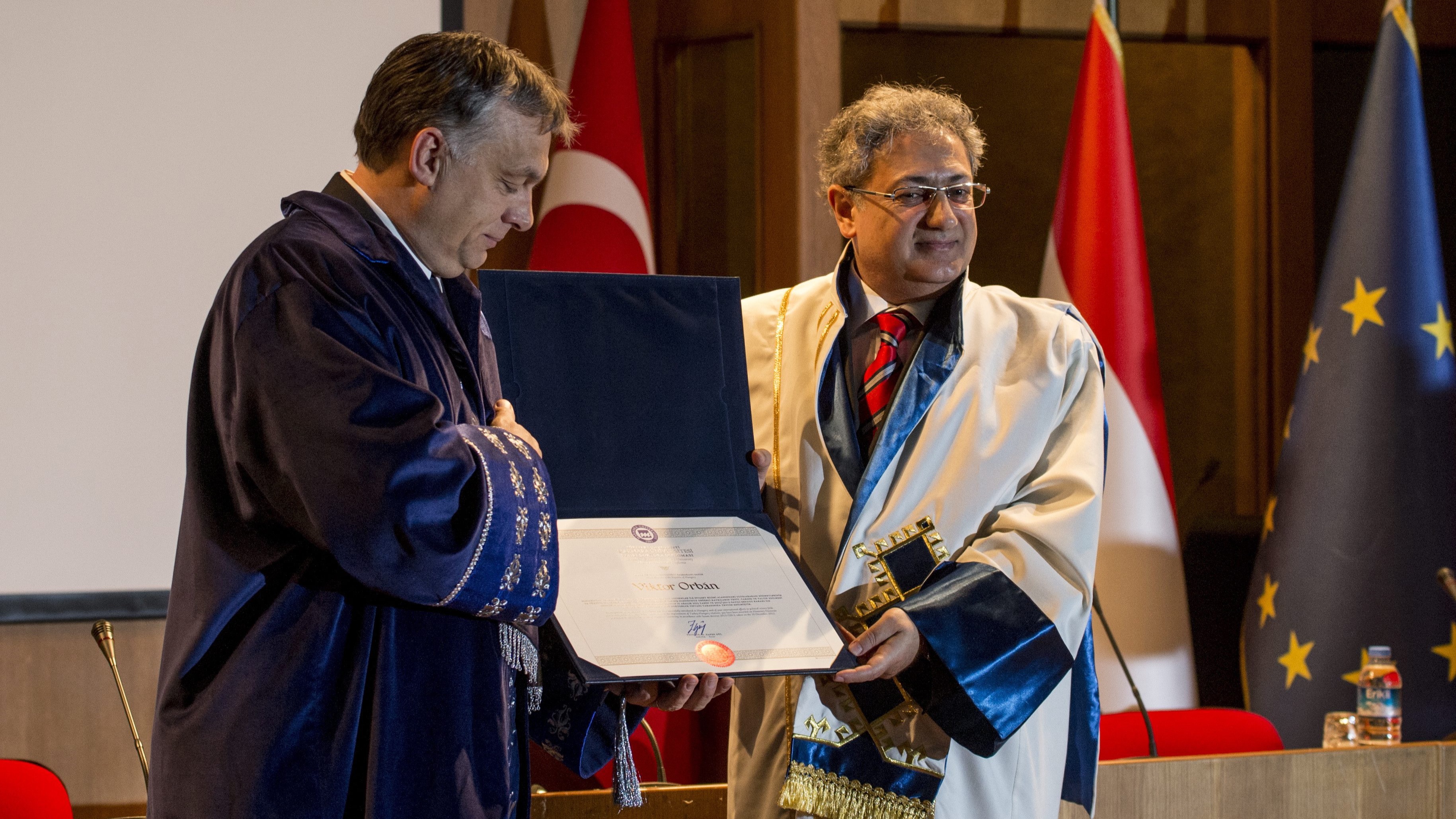 Orbán Viktor díszdoktor és büszke taláros lett Törökországban